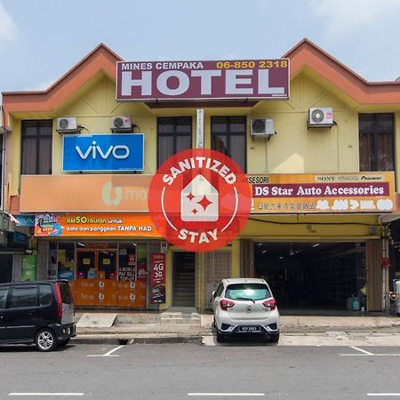 Oyo 44072 Mines Cempaka Hotel Nilai Εξωτερικό φωτογραφία