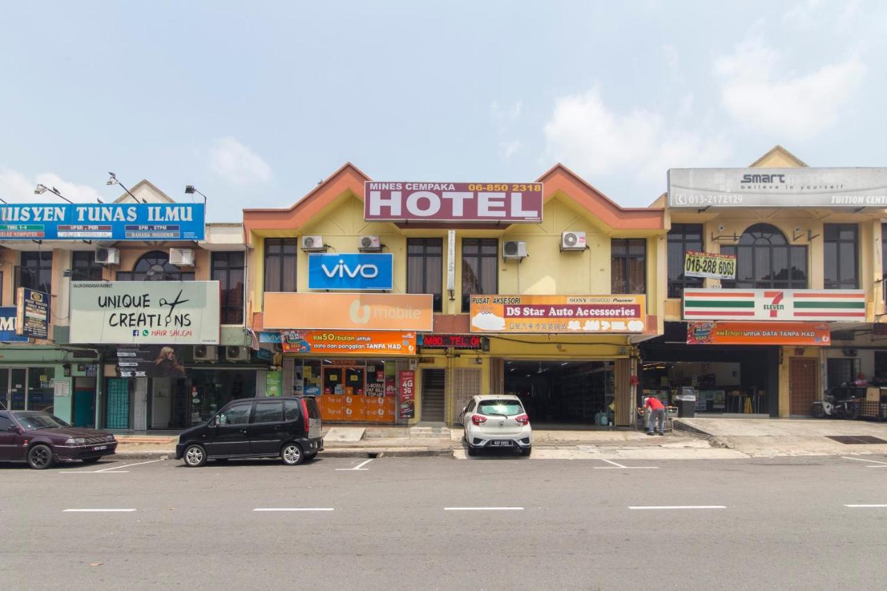 Oyo 44072 Mines Cempaka Hotel Nilai Εξωτερικό φωτογραφία