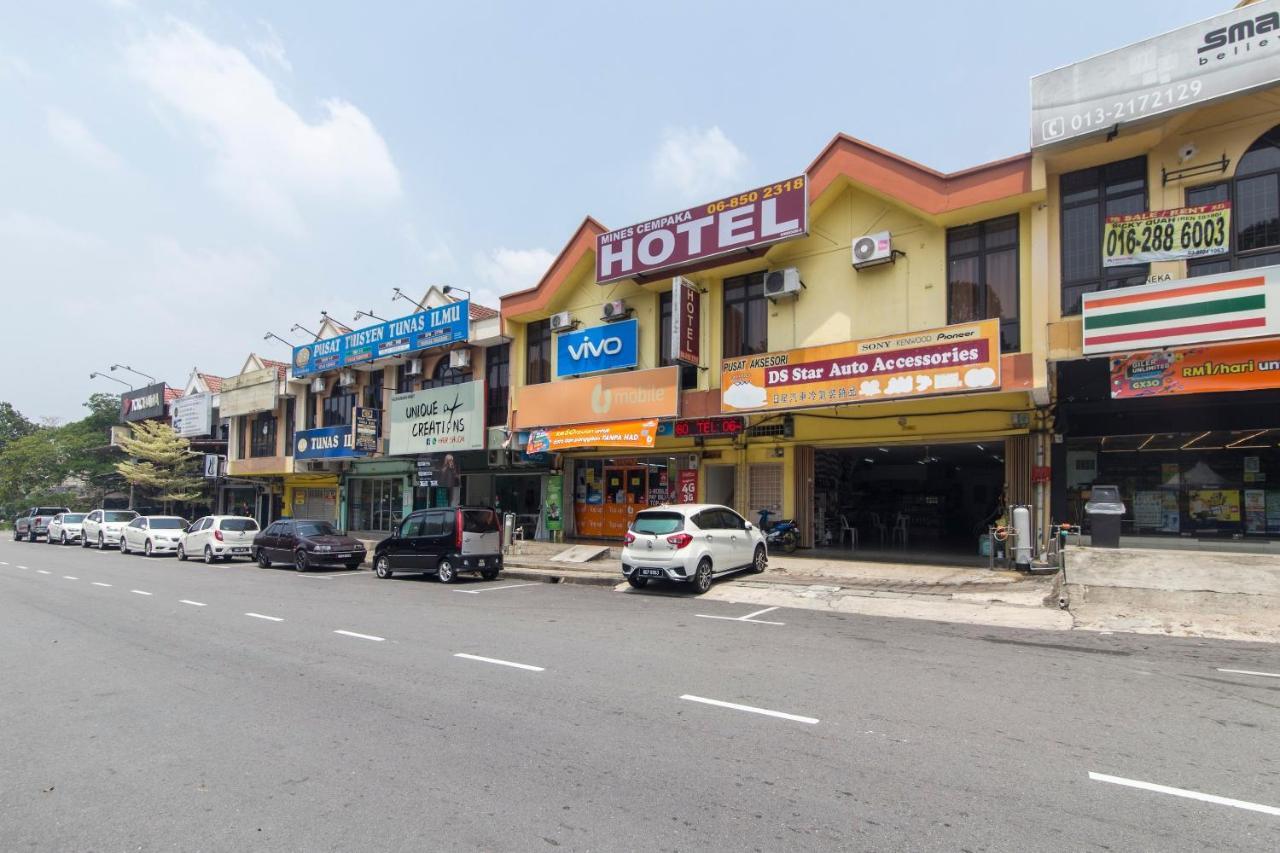 Oyo 44072 Mines Cempaka Hotel Nilai Εξωτερικό φωτογραφία